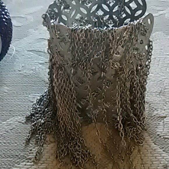 Outstanding statement cuff bracelets - Picture 3 of 4